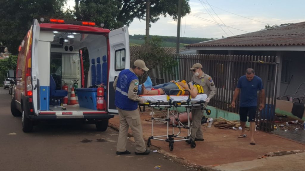 Siate socorre jovem que caiu de aproximadamente quatro metros de altura em casa no Floresta