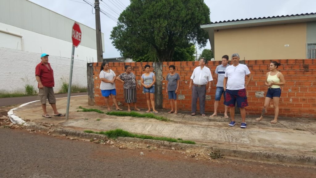 Moradores se reúnem para reclamar do mau cheiro, no Bairro Brasmadeira