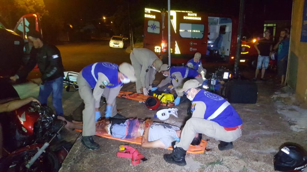Grave colisão entre duas motocicletas deixa condutores feridos no Bairro Neva