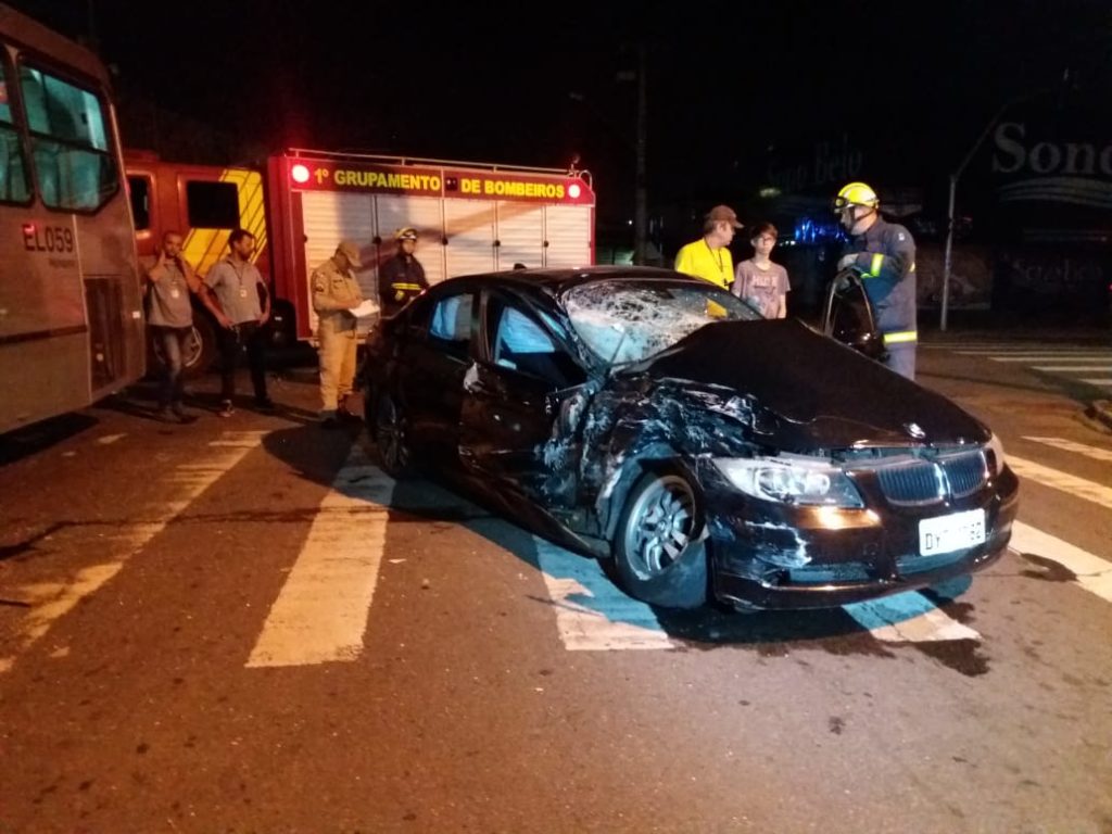 BMW fica destruída e motorista gravemente ferido após batida contra ônibus em Curitiba BMW fica destruída e motorista gravemente ferido após batida contra ônibus em Curitiba