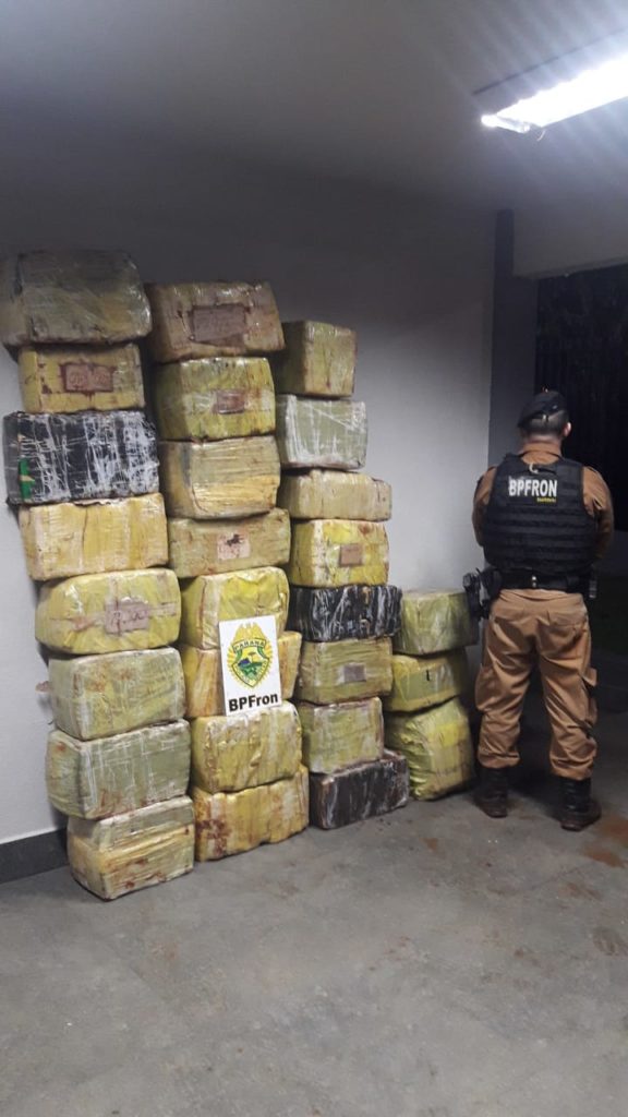 BPFron apreende veículos carregados com cigarros contrabandeados em Guaíra BPFron apreende veículos carregados com cigarros contrabandeados em Guaíra