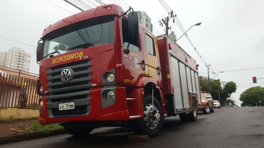 Lixo é queimado no pátio de residência e o Corpo de Bombeiros é acionado