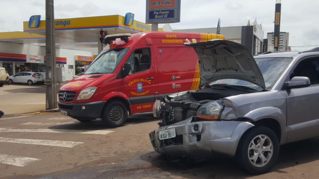 Carros se envolvem em colisão na Avenida Brasil