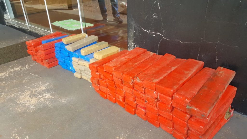 Idoso é preso na PR-180 transportando 130 tabletes de maconha