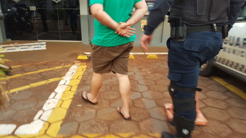 Equipe GPOM, da Guarda Municipal, detém homem com maconha em praça no Santos Dumont Equipe GPOM, da Guarda Municipal, detém homem com maconha em praça no Santos Dumont