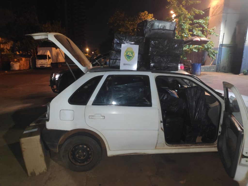 BPFRON apreende carro carregado com cigarros contrabandeados em Foz do Iguaçu BPFRON apreende carro carregado com cigarros contrabandeados em Foz do Iguaçu
