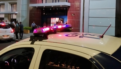 Morador de rua pede ajuda a clientes de mercado após ter sido esfaqueado em Curitiba Imagem referente a Morador de rua pede ajuda a clientes de mercado após ter sido esfaqueado em Curitiba