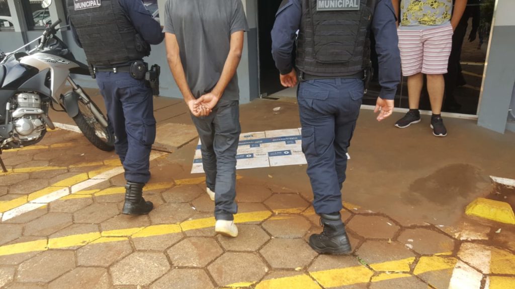 Homem causa confusão e acaba detido em loja no Centro