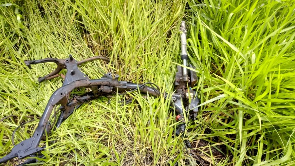 Chassi de motocicleta está abandonado no Belmonte