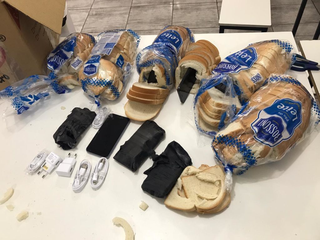 Policiais Penais da PEC encontram celulares e carregadores dentro de pães de forma Policiais Penais da PEC encontram celulares e carregadores dentro de pães de forma