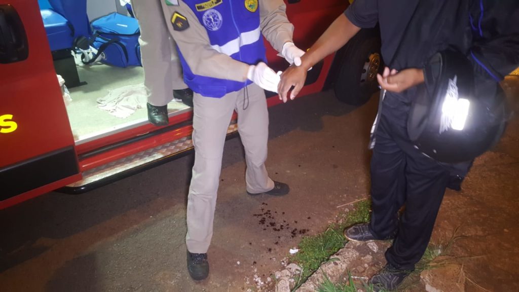Colisão de trânsito deixa motociclista ferido no Jardim Clarito Colisão de trânsito deixa motociclista ferido no Jardim Clarito