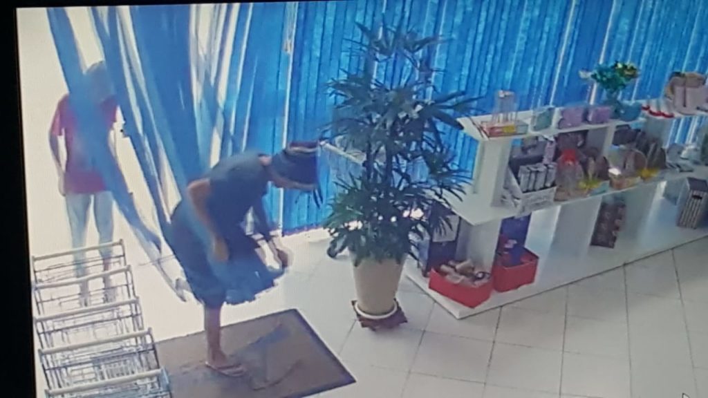Câmera mostra ladrões agindo em loja na Avenida Brasil