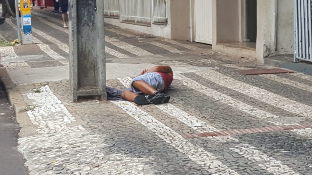 Homem caído na Rua Castro Alves gera preocupação