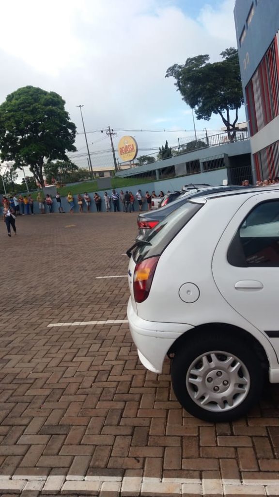 Fila se forma para marcar consulta no HUOP Fila se forma para marcar consulta no HUOP