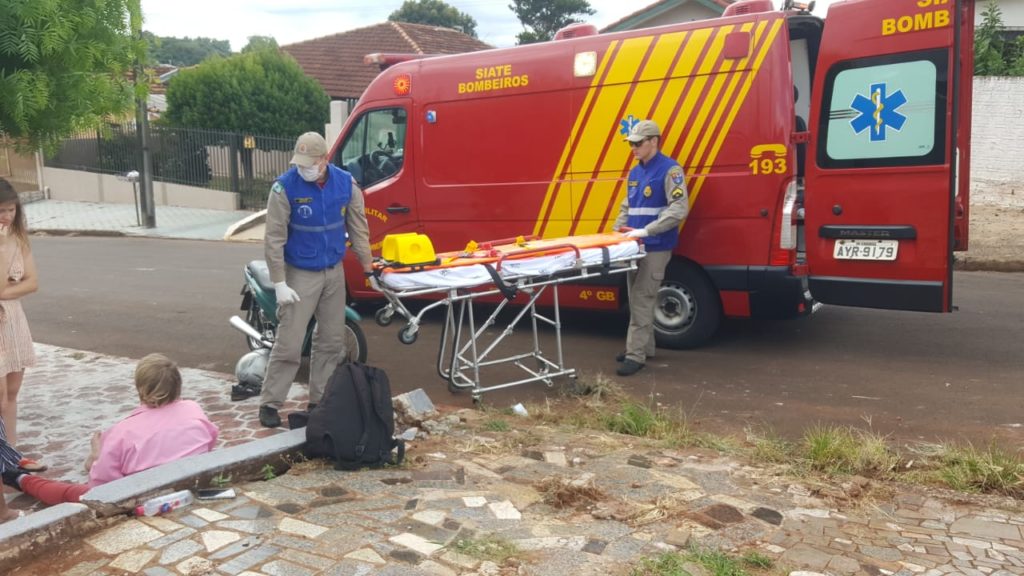 Mulher cai de moto após desviar de cão no Bairro Guarujá