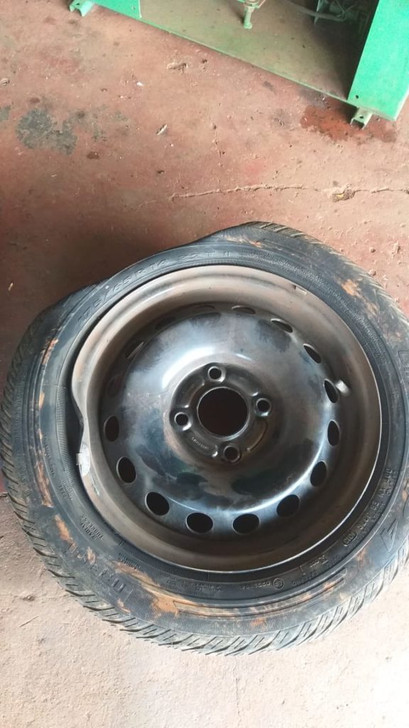 Mulher reclama de buracos na rodovia PR-239 Mulher reclama de buracos na rodovia PR-239