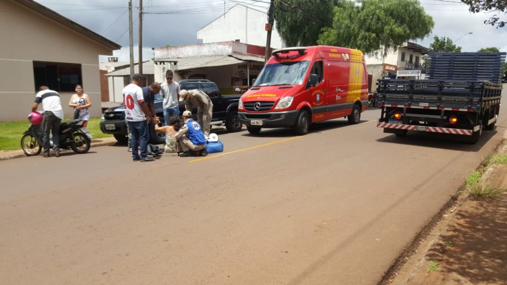 Enquanto conduzia moto, mulher passa mal e sofre queda