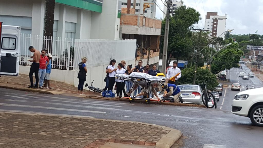 Ciclista tem fratura no joelho em acidente na Rua São Paulo