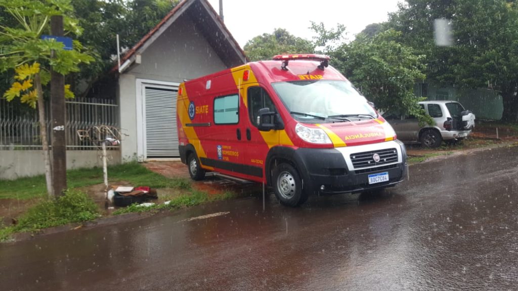 Mulher sofre queda em escada e é socorrida pelo Siate no Bairro Claudete
