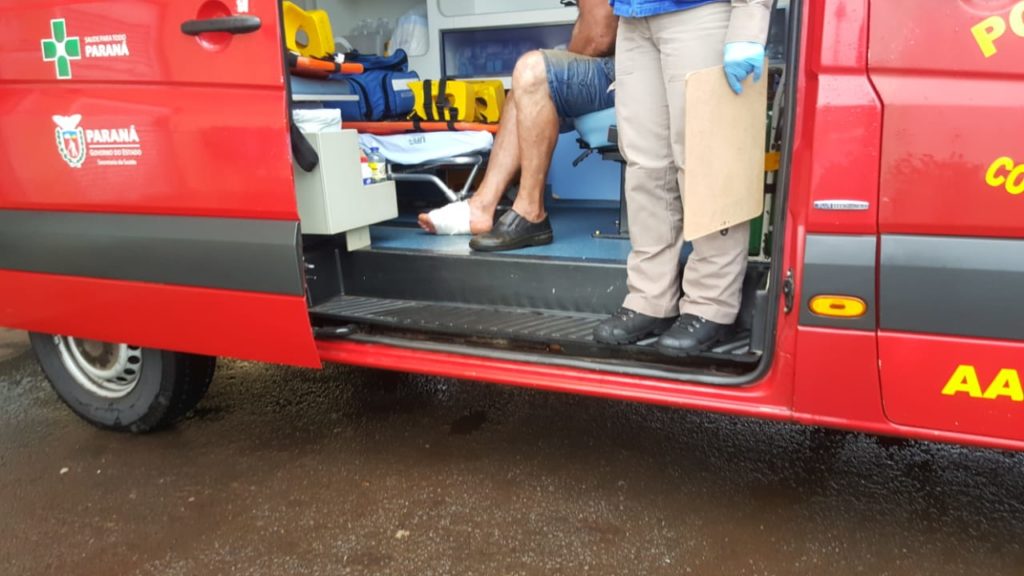 Motociclista fere o pé em batida de trânsito na Rua Rio da Paz Motociclista fere o pé em batida de trânsito na Rua Rio da Paz