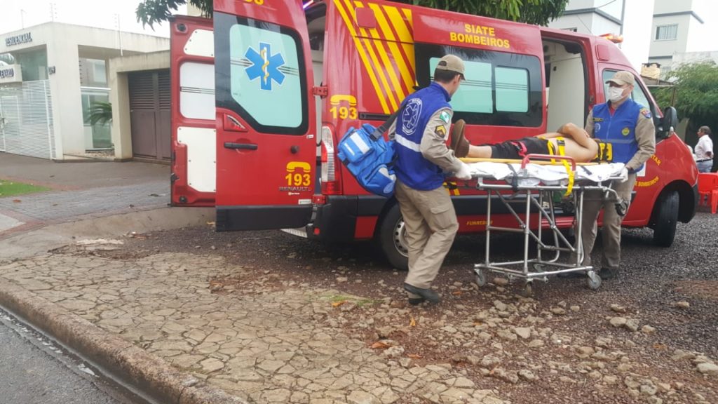 Fechado por carro, motociclista atinge poste e árvore na Rua Francisco Bartinik; Siate foi mobilizado