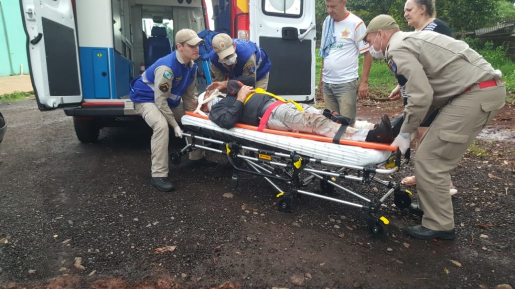 Idoso é atropelado por moto na Rua Jacarezinho Idoso é atropelado por moto na Rua Jacarezinho