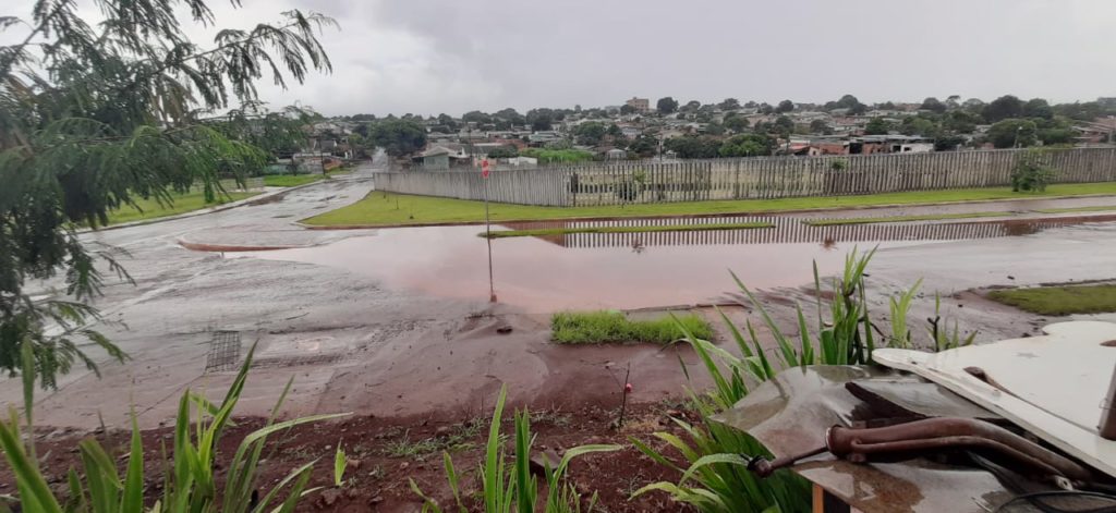 Internauta registra ponto de acúmulo de água da chuva em rua ao lado do Ecopark da Região Norte Internauta registra ponto de acúmulo de água da chuva em rua ao lado do Ecopark da Região Norte