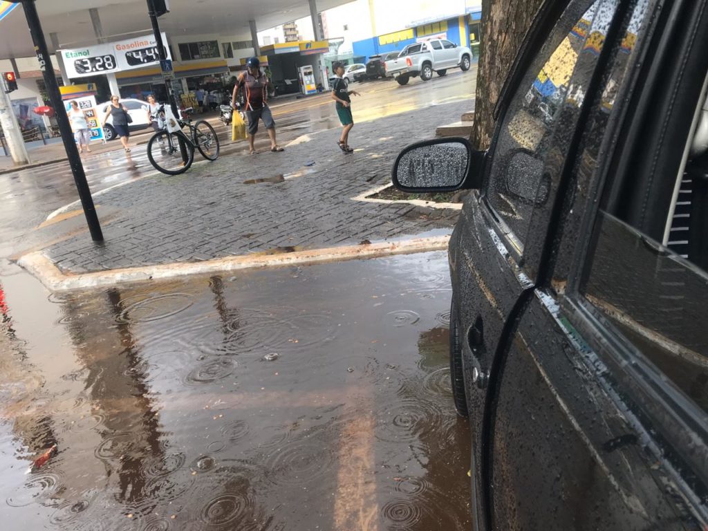 Morador pede limpeza em bueiro entupido no Centro; acúmulo de água no local gera transtornos Morador pede limpeza em bueiro entupido no Centro; acúmulo de água no local gera transtornos