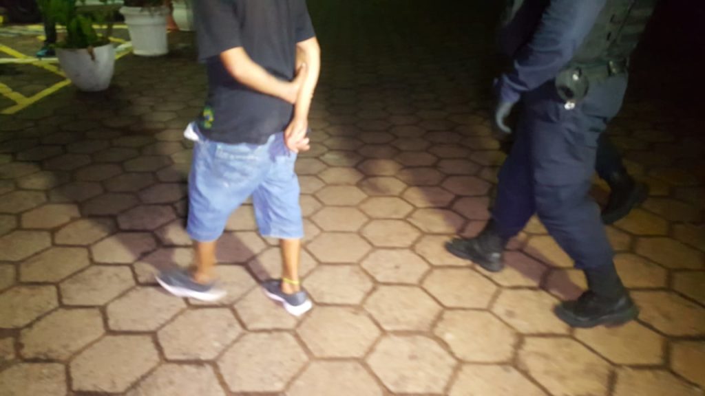 Jovem danifica para-brisas de carro e ônibus e acaba detido em ação da Guarda Municipal Jovem danifica para-brisas de carro e ônibus e acaba detido em ação da Guarda Municipal