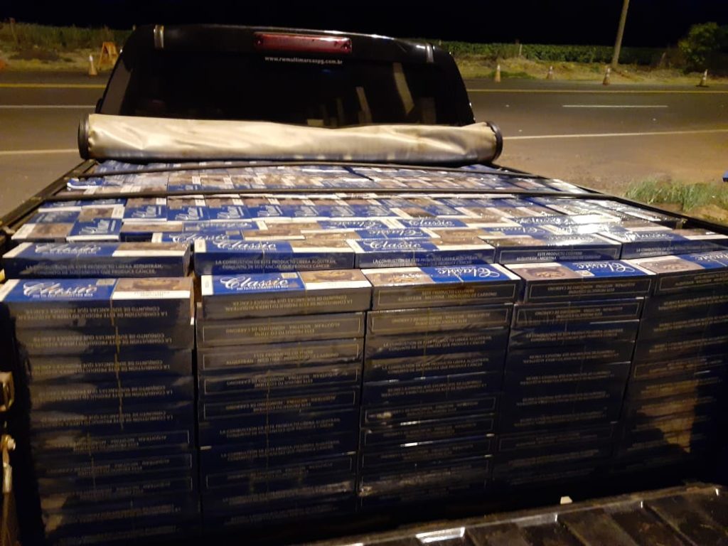 PRE apreende caminhonete carregada com cigarros