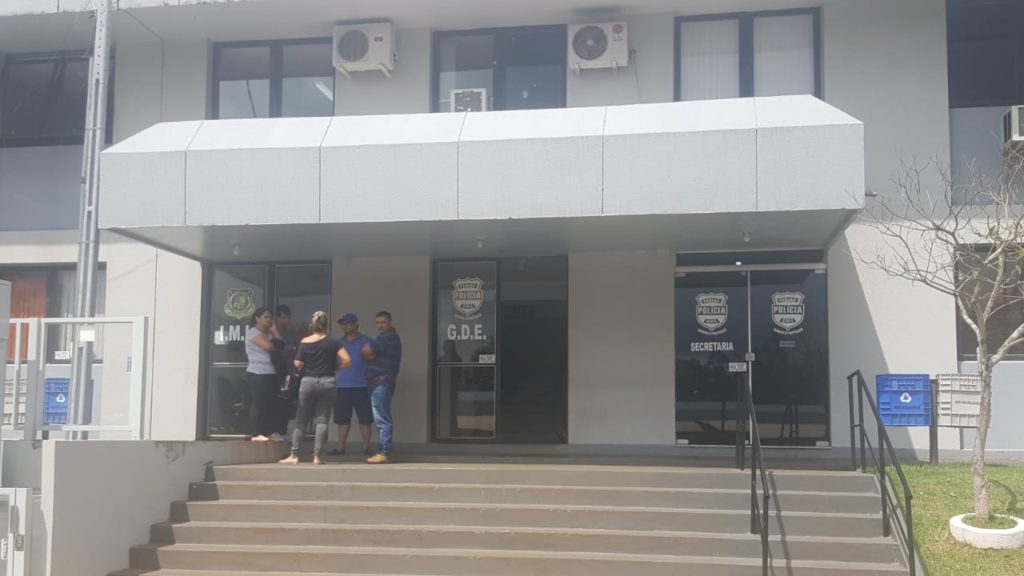 Família de Mário de Castro aguarda liberação do corpo no IML Família de Mário de Castro aguarda liberação do corpo no IML