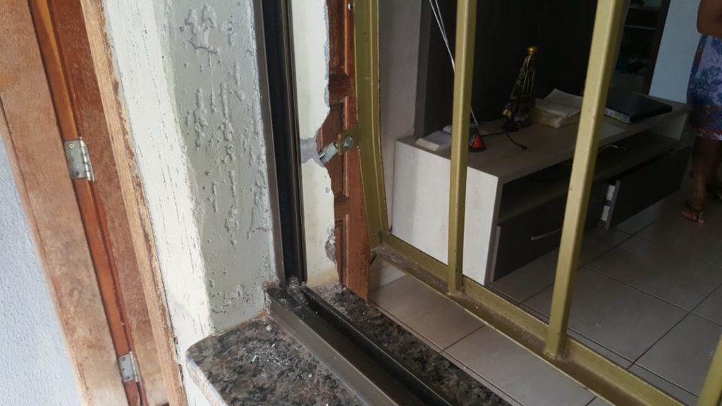 Bandidos furtam até a carne da geladeira em residência no Santa Felicidade Bandidos furtam até a carne da geladeira em residência no Santa Felicidade