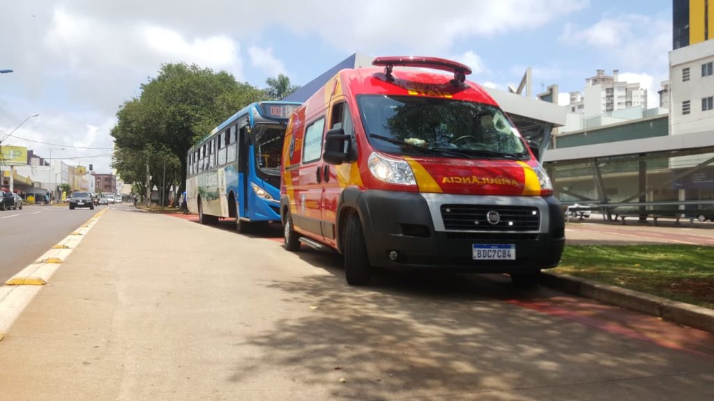 Ônibus e Saveiro se envolvem em colisão na Av. Brasil Ônibus e Saveiro se envolvem em colisão na Av. Brasil