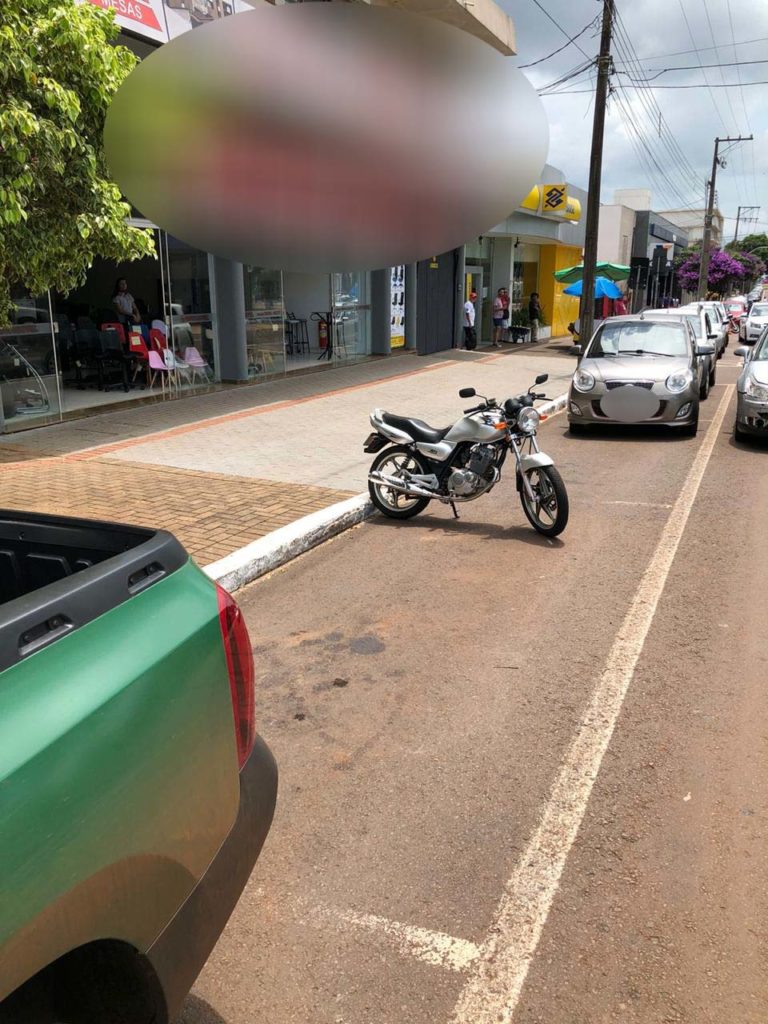 Motorista reclama de moto ocupando vaga na Avenida Brasil