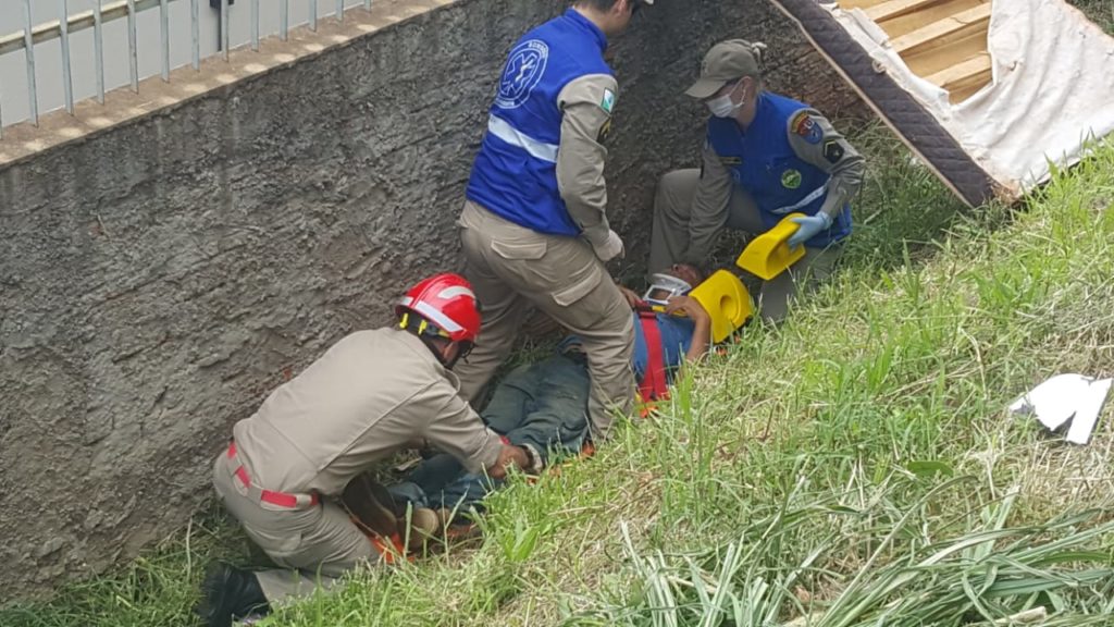 Homem se fere ao cair de barranco no Bairro Presidente