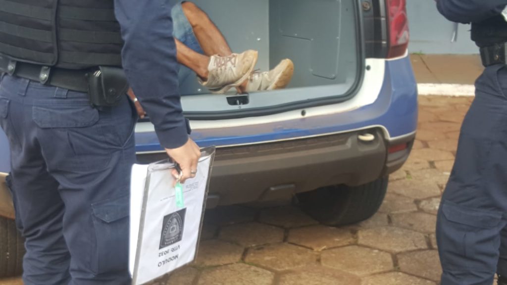 Segurança de estabelecimento flagra homem tentando furtar barras de chocolate e aciona a GM