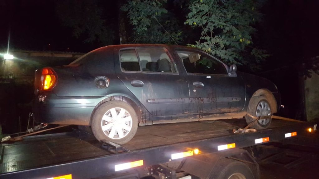 Com marcas de tiros, Amarok e Clio são levados a 15ª SDP; corpos de suspeitos mortos em confronto chegam ao IML Com marcas de tiros, Amarok e Clio são levados a 15ª SDP; corpos de suspeitos mortos em confronto chegam ao IML