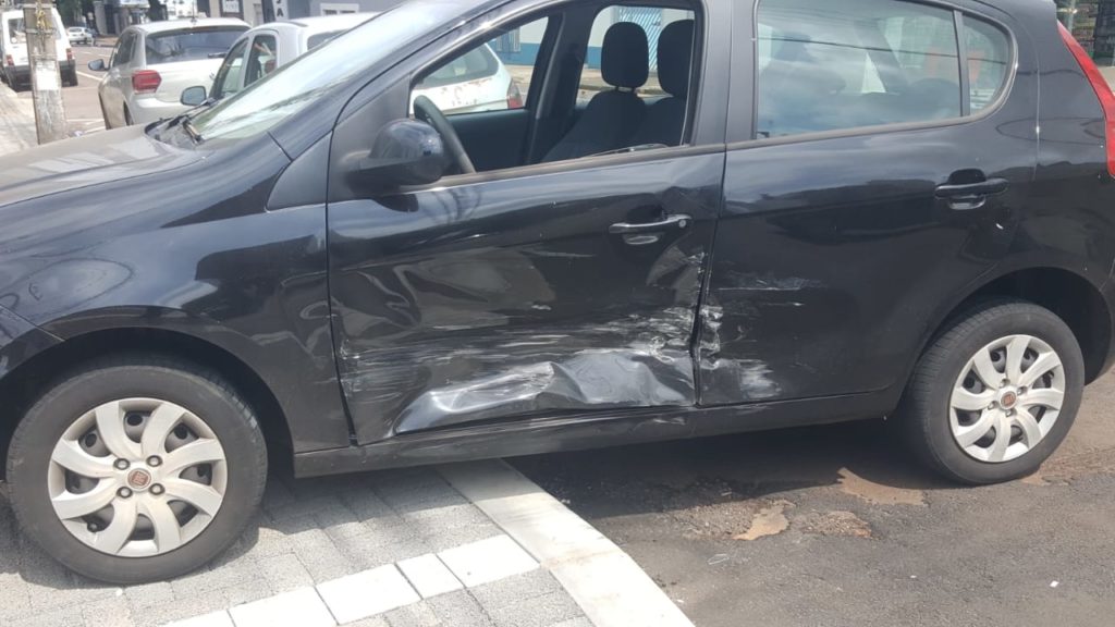 Logan e Palio batem em cruzamento controlado por semáforo, no centro