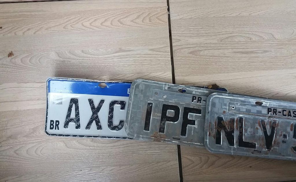 Internauta encontrou placas de carro no Cancelli