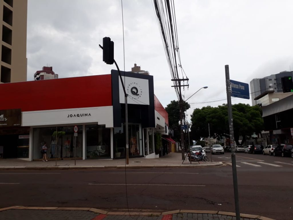 Homem reclama de fios de telefonia soltos em via pública Homem reclama de fios de telefonia soltos em via pública