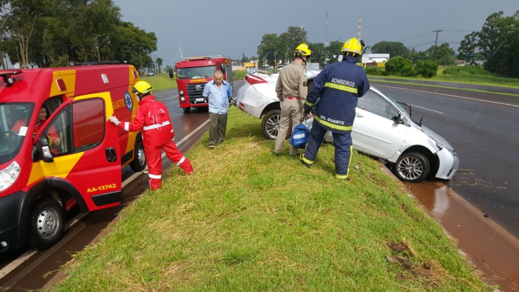 Carro aquaplana e bate contra barranco na BR-467
