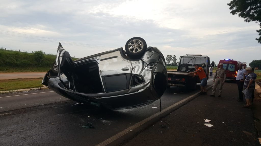 Honda Fit capota após acidente na BR-163