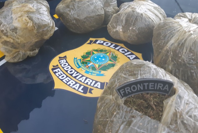 PRF encontra droga em mochila de passageiro de ônibus, em Santa Terezinha de Itaipu Imagem referente a PRF encontra droga em mochila de passageiro de ônibus, em Santa Terezinha de Itaipu