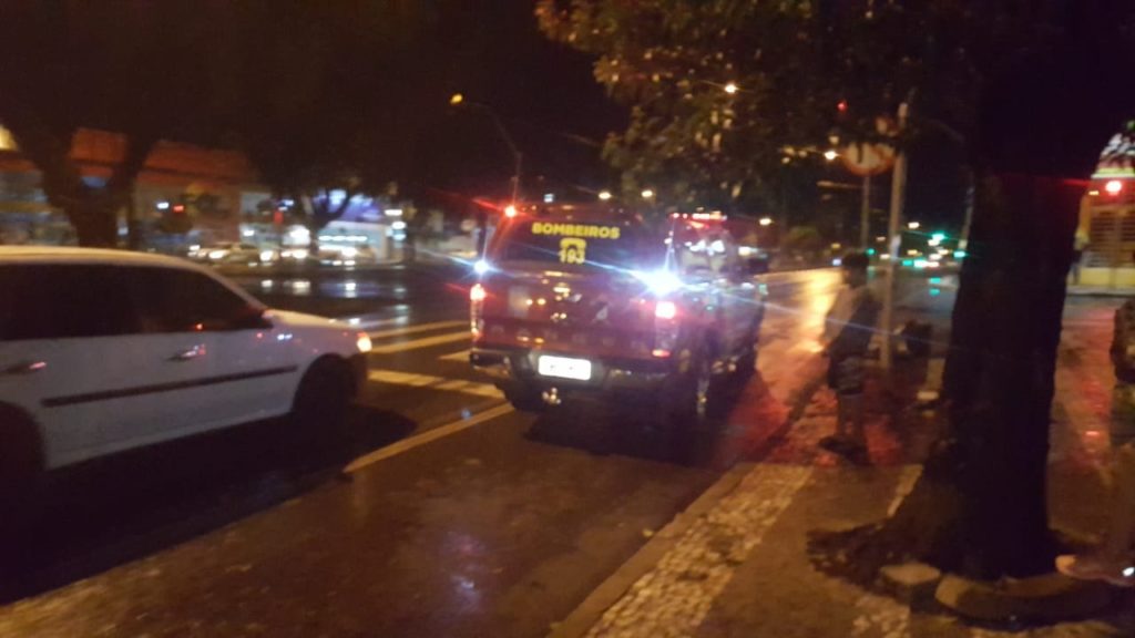 Carros batem na Avenida Brasil e gestante é socorrida pelo Corpo de Bombeiros