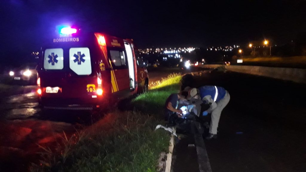 Motociclista perde o controle e sofre queda, na marginal da BR-277