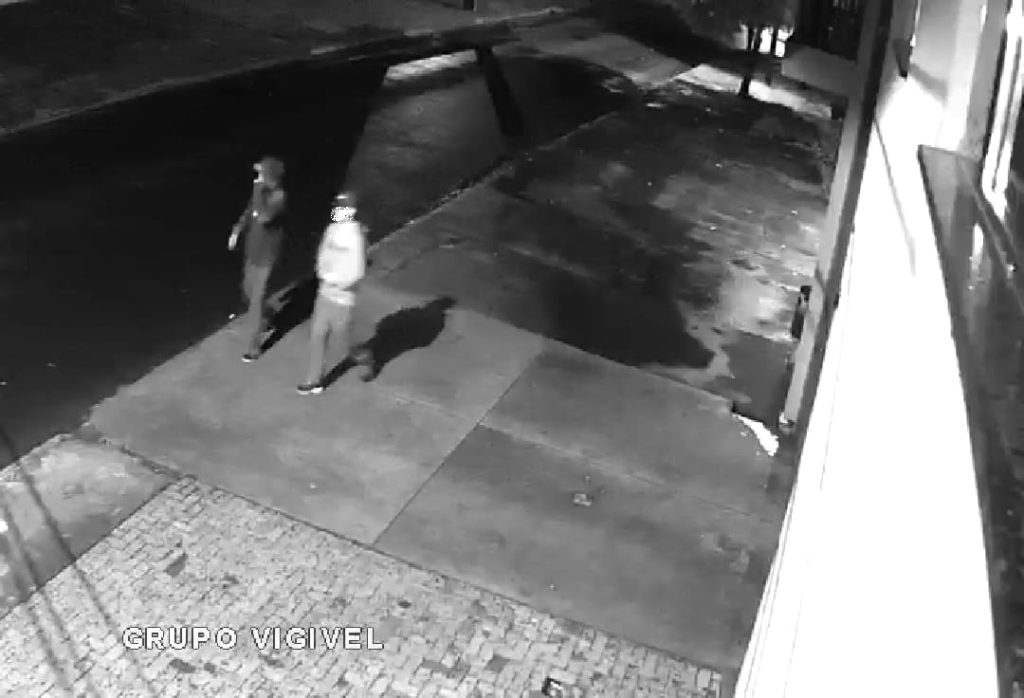 Câmera flagra dupla em atitudes suspeitas ‘mexendo’ em porta de oficina no Cascavel Velho Câmera flagra dupla em atitudes suspeitas ‘mexendo’ em porta de oficina no Cascavel Velho