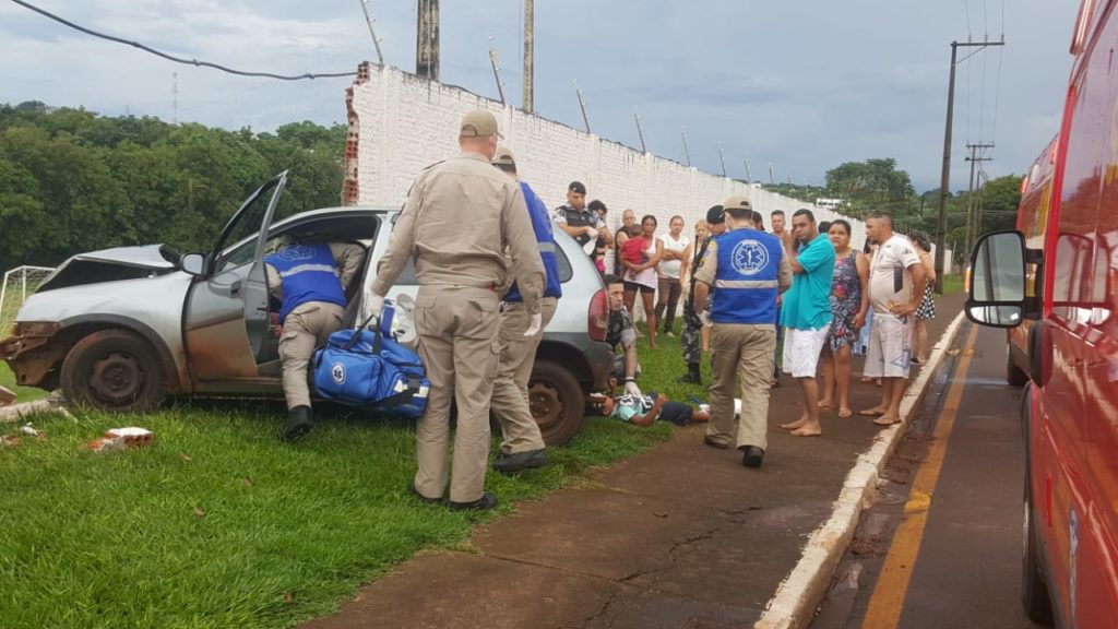 Carro bate em muro e criança fica gravemente ferida