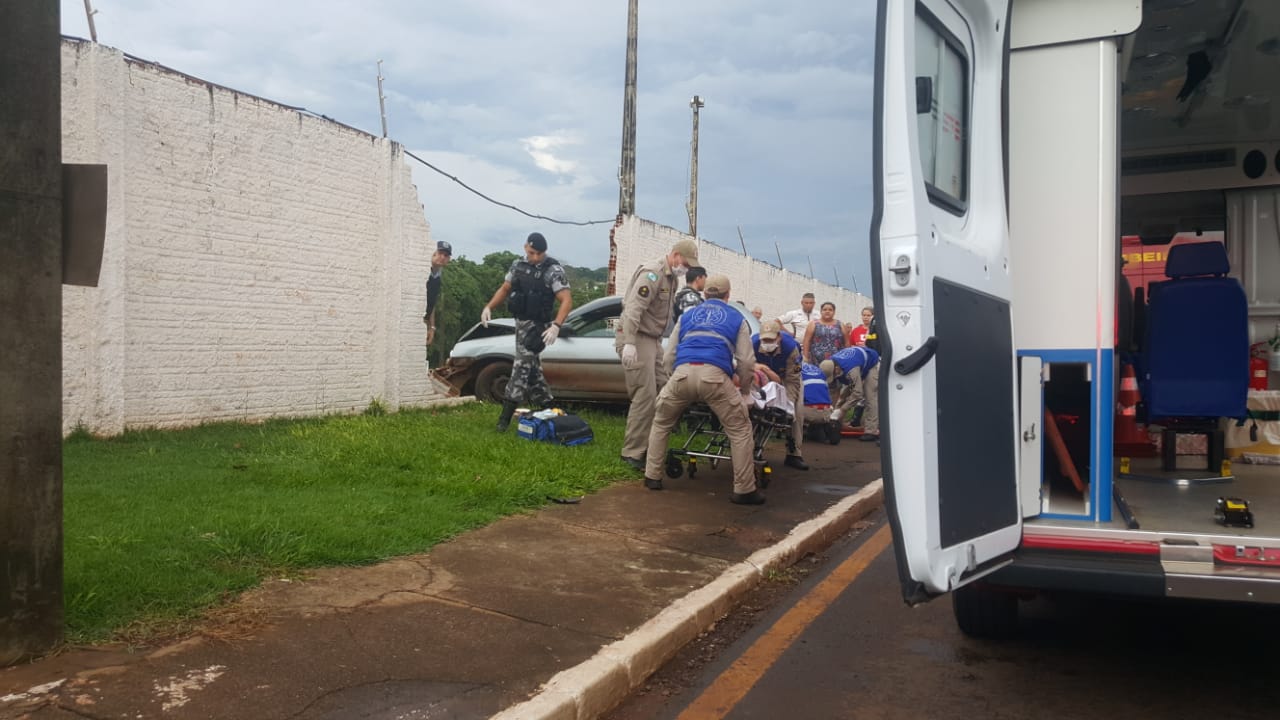 Menino de 10 anos ferido em batida contra muro segue na UTI Imagem referente a Menino de 10 anos ferido em batida contra muro segue na UTI