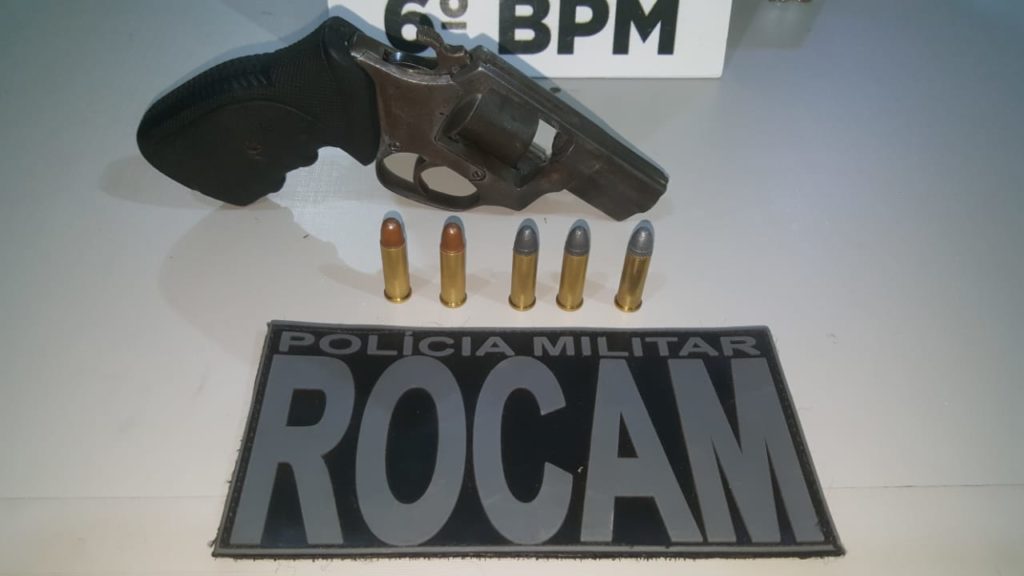 Trio é apreendido com arma e munições no Brasmadeira