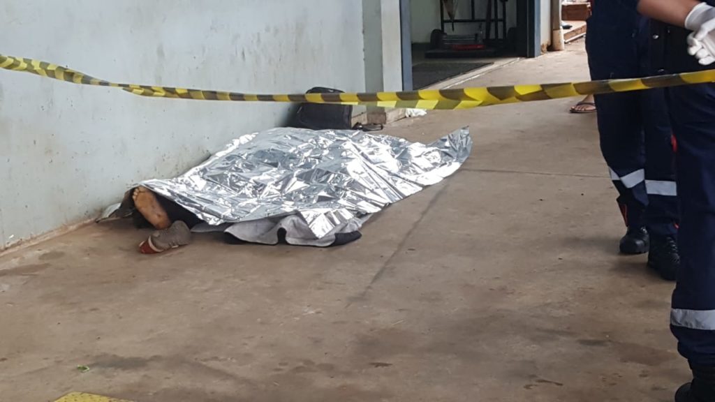 Homem é encontrado morto em posto de combustíveis Homem é encontrado morto em posto de combustíveis